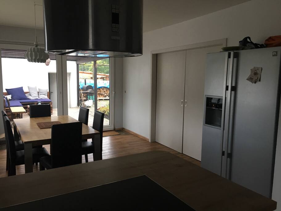 Esszimmer mit Kühlschrank.