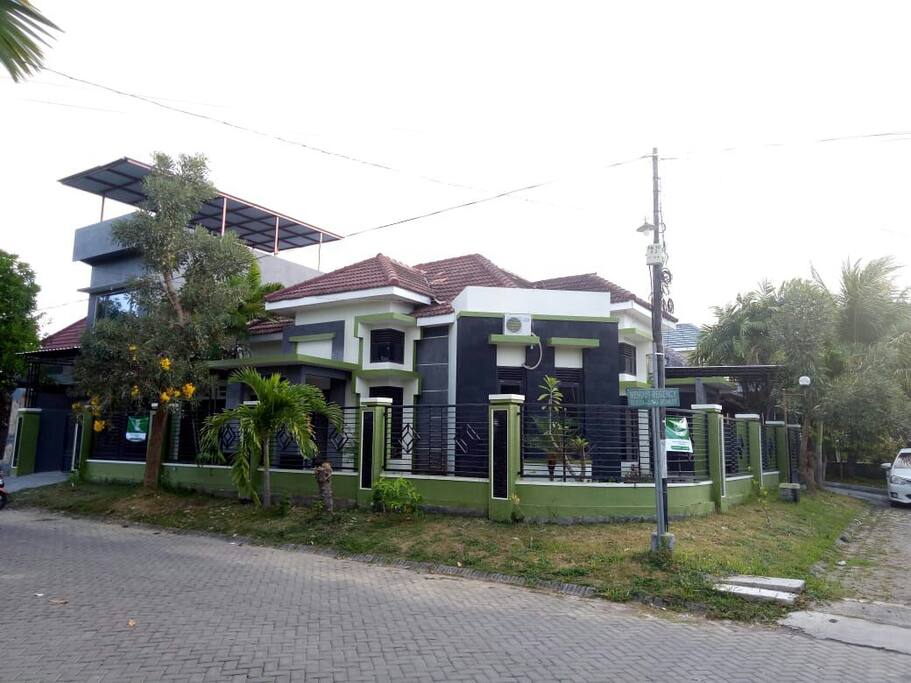 Tampilan rumah tampak luar d