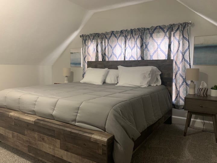 Deze kingsize slaapkamer op de derde verdieping deelt aparte verwarmings-/koelelementen met de andere slaapkamer op deze verdieping.