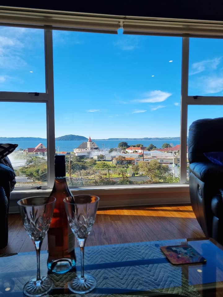 На върха на подиума! голямо жилищно пространство с полирани дървени столове с кресло и страхотна гледка