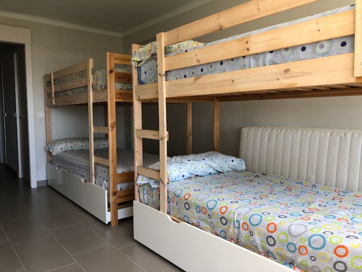 חדר משני עם שתי מיטות קומתיים ( 4 + 2 מיטות)