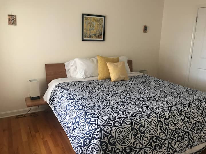 带套房浴室的加大双人床卧室