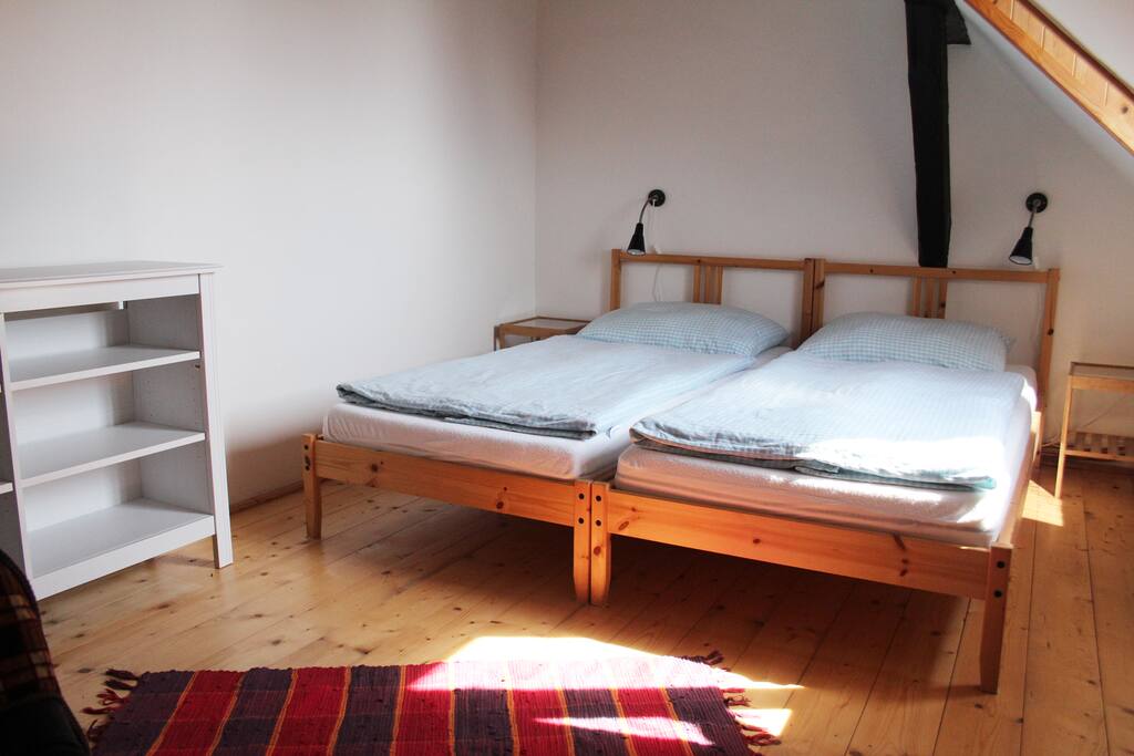 Tři příjemně vybavené pokoje nabízejí ubytování pro 8 lidí (možnost přistýlky pro další 4 a nebo půjčení dětské postýlky) / Three furnished rooms offering space for 8 people (possible to accommodate 4 extra people, or a baby bed)