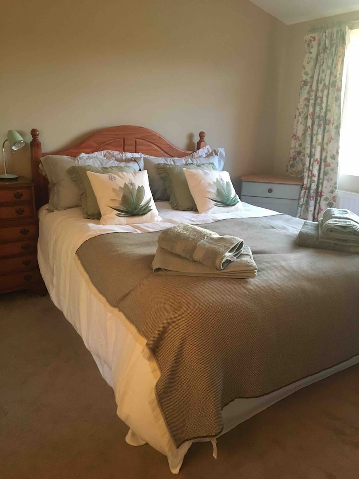 سرير واسع بمقاس كينج في غرفة النوم الرئيسية 