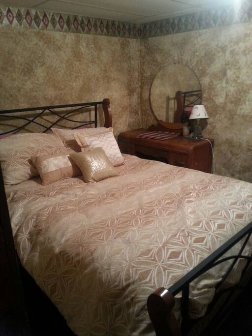 Queen bed.