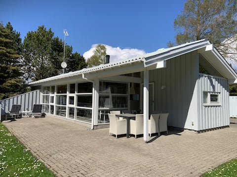 Child-friendly holiday home with spa 200 m from sandy beach