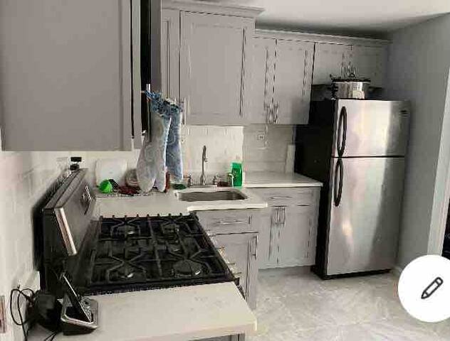 Lovely 2 Bedroom Apartment 2 blocks from the Beach gallery image 3