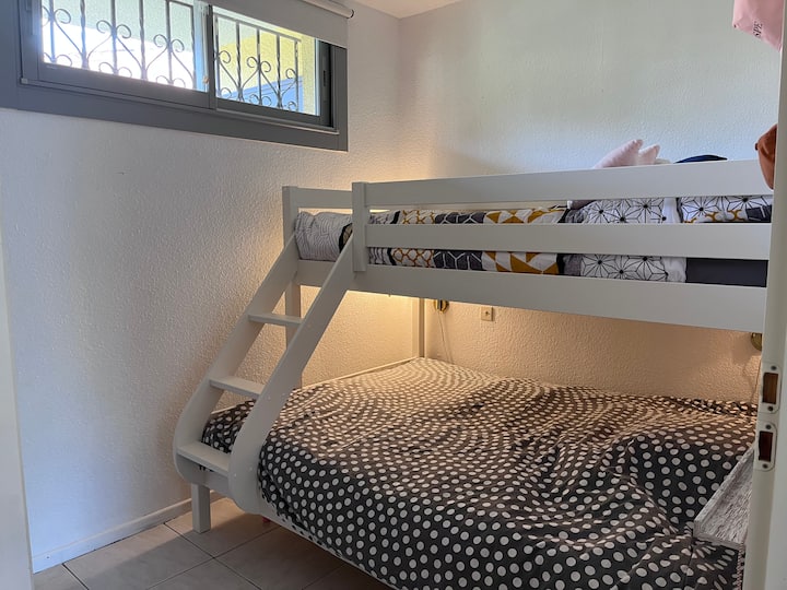 غرفة نوم مع أسرّة بطابقين:
مقعدان في الطابق السفلي (140 سم) وواحد في الطابق العلوي (90 سم)