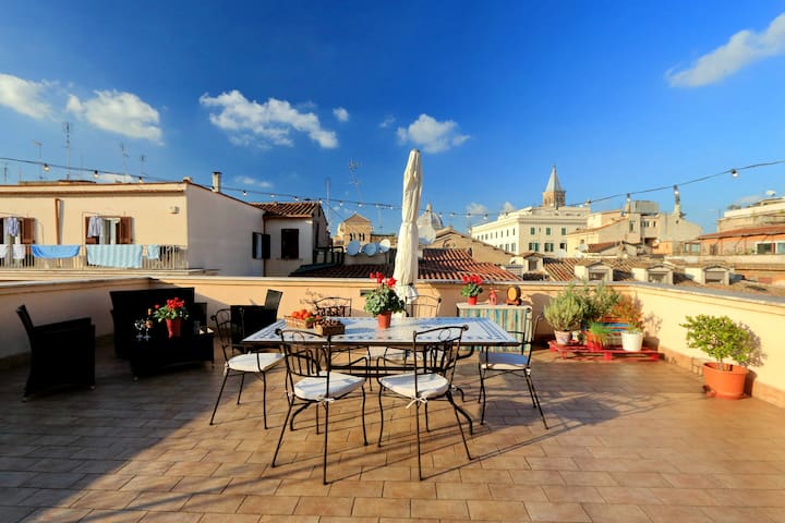 7BR/7BA – Stunning Rooftop Terrace!