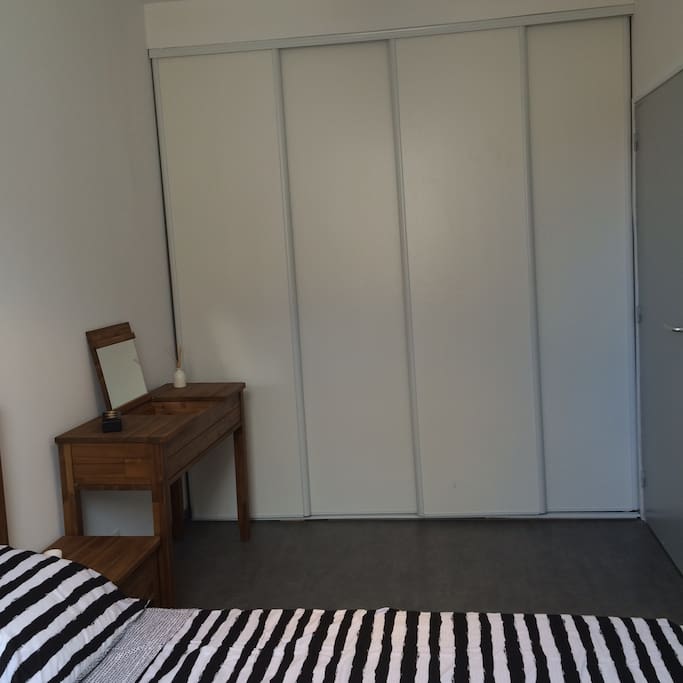 Rangements de la chambre - bedroom storage space