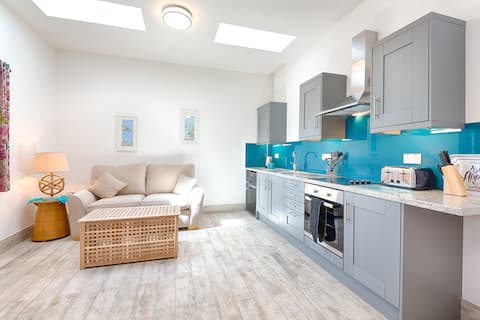 Skomer Sea View Cottage with Hot Tub- Dog Friendly