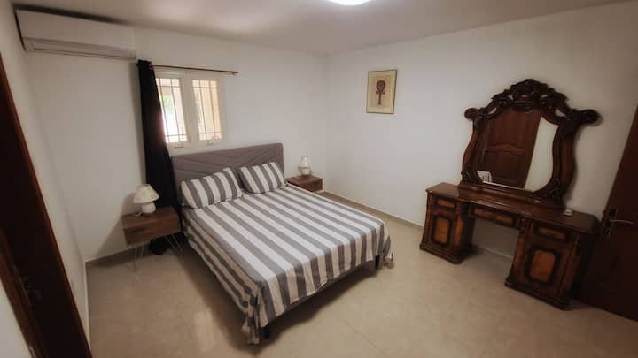Experimente a serenidade neste quarto, onde o conforto e o estilo se entrelaçam. A paleta de cores calmante define o tom para relaxar. A cama de pelúcia convida você a relaxar e mergulhar em um sono tranquilo, com lençóis macios, garantindo uma noite de sono tranquila