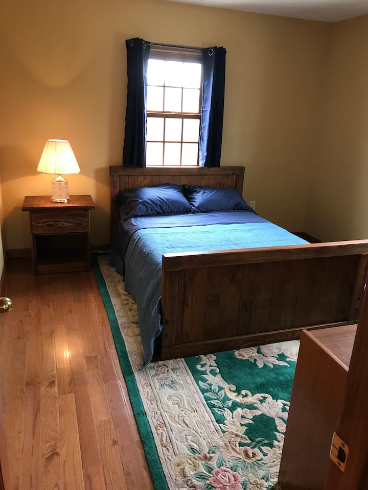 La cama tamaño grande tiene capacidad para 2 personas.