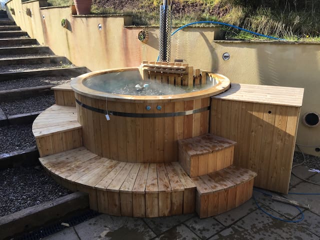 Castle Cottage, En-suite Room with hot tub!