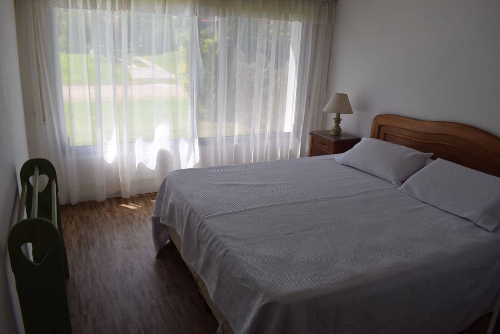 Dormitorio matrimonial con cama Queen size, en suite, vista frente.