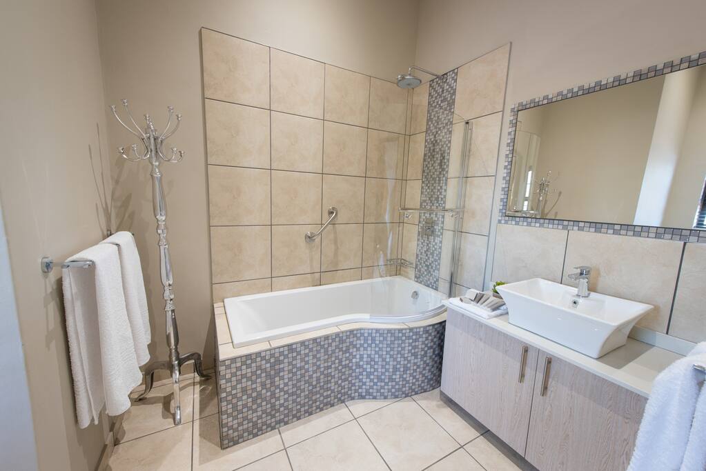 Twiga Tower Bathroom - Leopard room