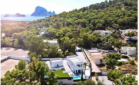 Modern villa with guest house and two pools