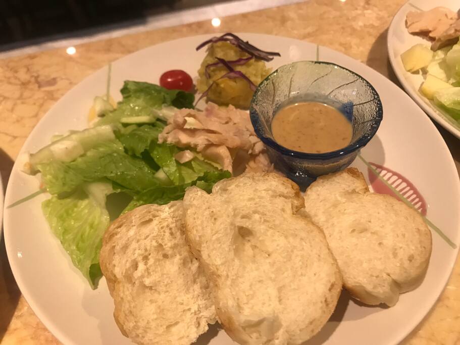 我們自已做的手工早餐,這是其中ㄧ種(會依照當日食材作變化),也都有含咖啡、茶、飲品哦!