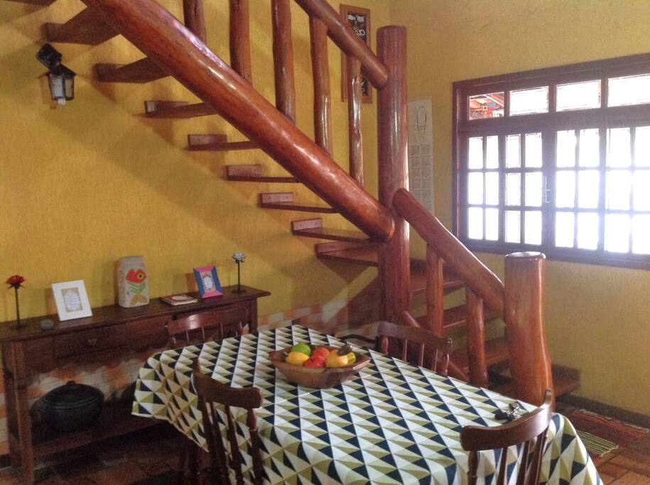 Sala de jantar com escada rústica