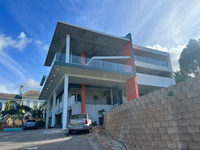 Luxurious Villa ~ Rooftop Pool ~ Stunning Views! gallery image 3