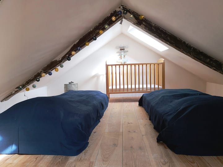 Chambre bleue. 2 sommiers bas de 90x200 et lit bébé