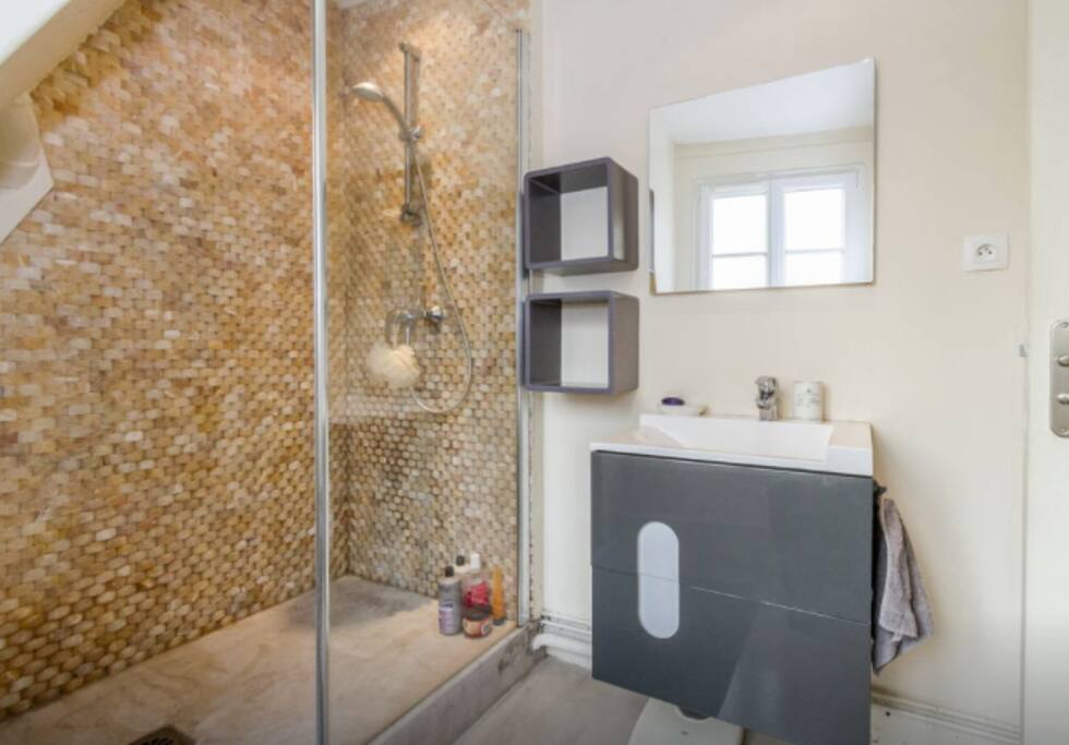 Salle de bain spacieuse et lumineuse