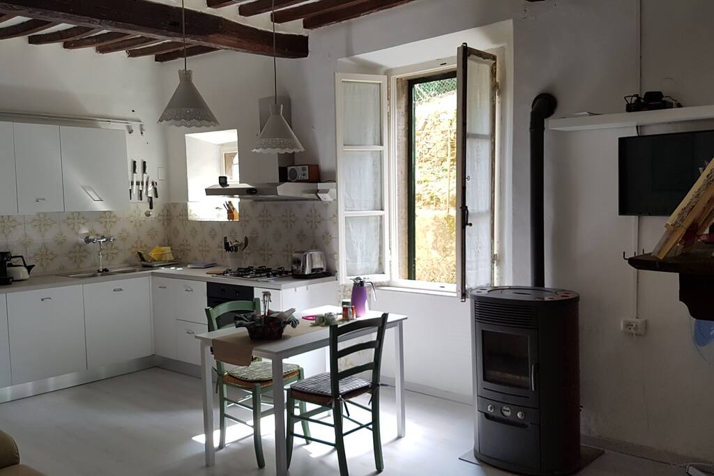 Soggiorno vista stufa pellet e cucina