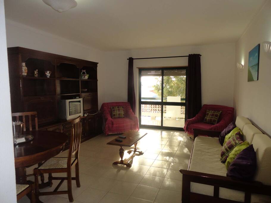 grande salão com sofá cama e chaise longe