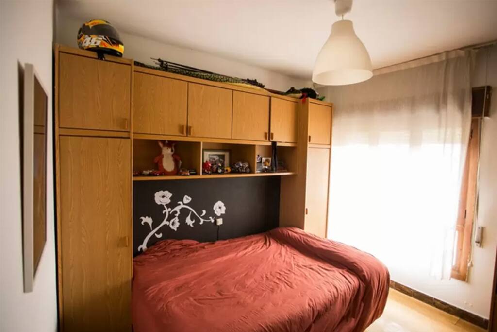 Habitación doble con ventana al exterior.