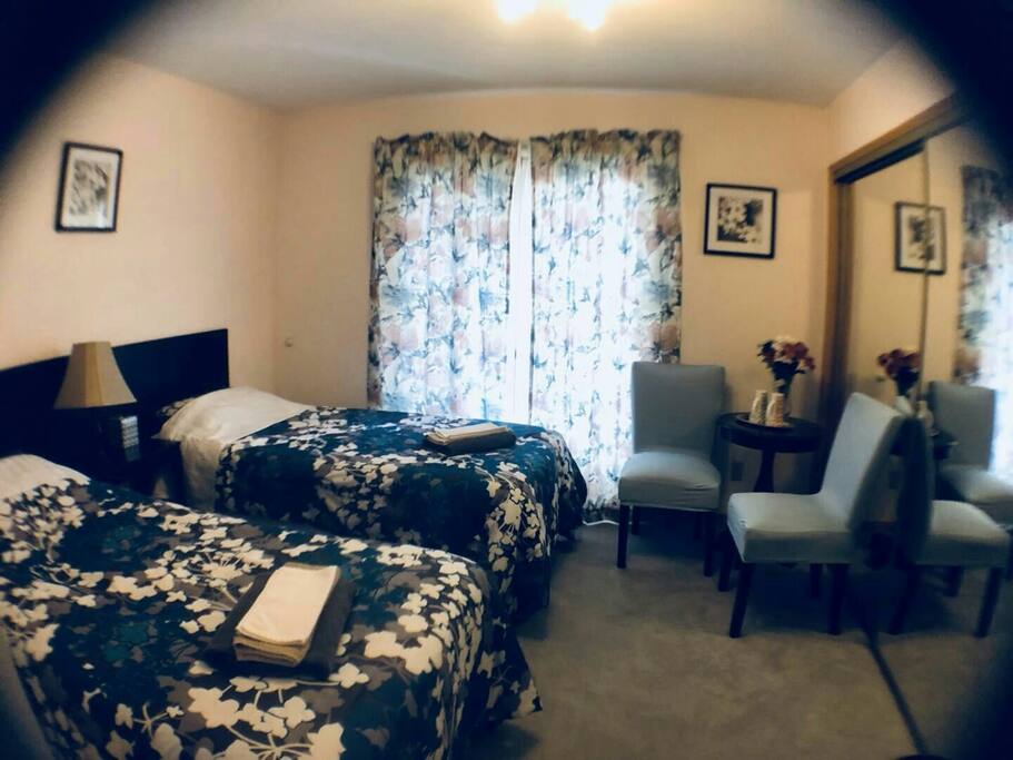 Room B (Two Twin beds)