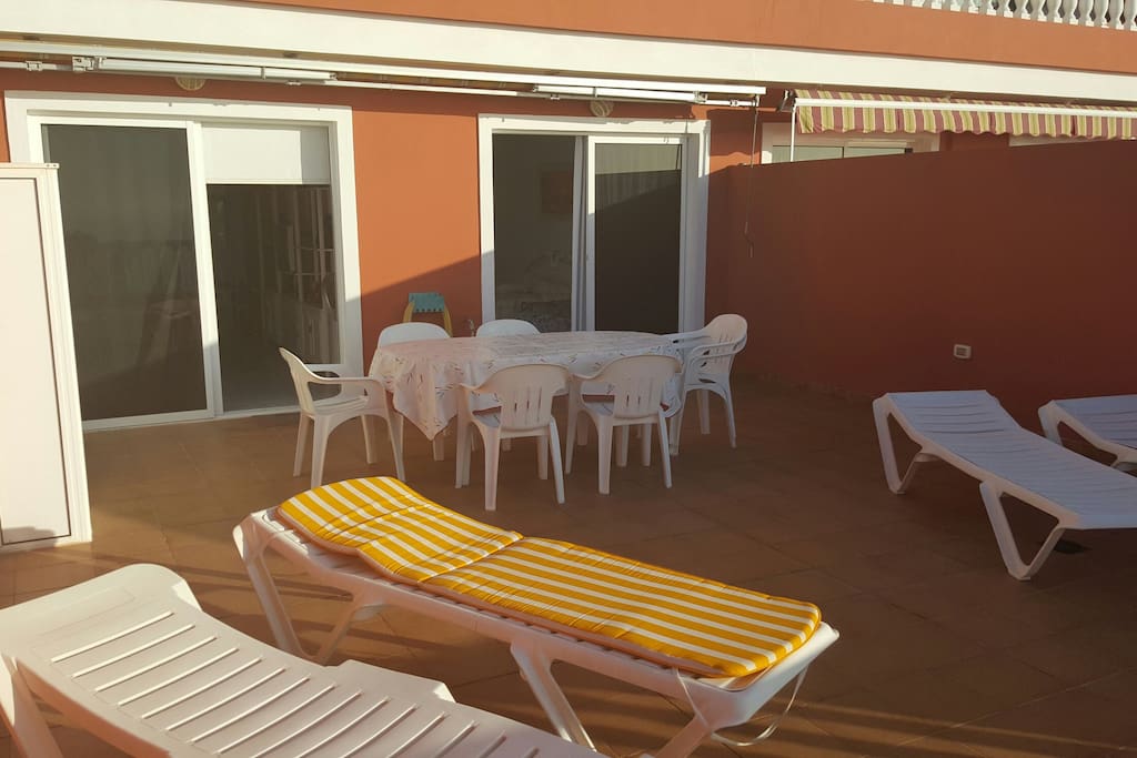 Amplia terraza bien equipada