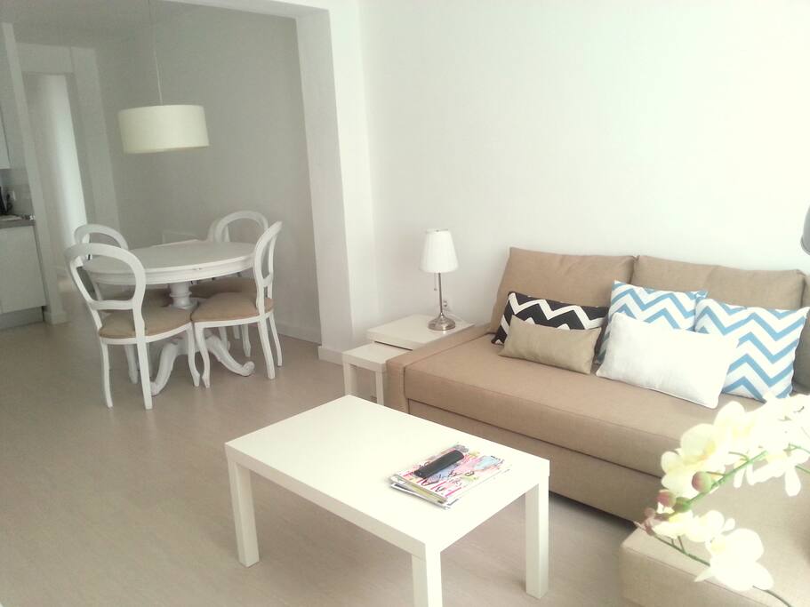 Muy práctico salón- comedor con cocina abierta