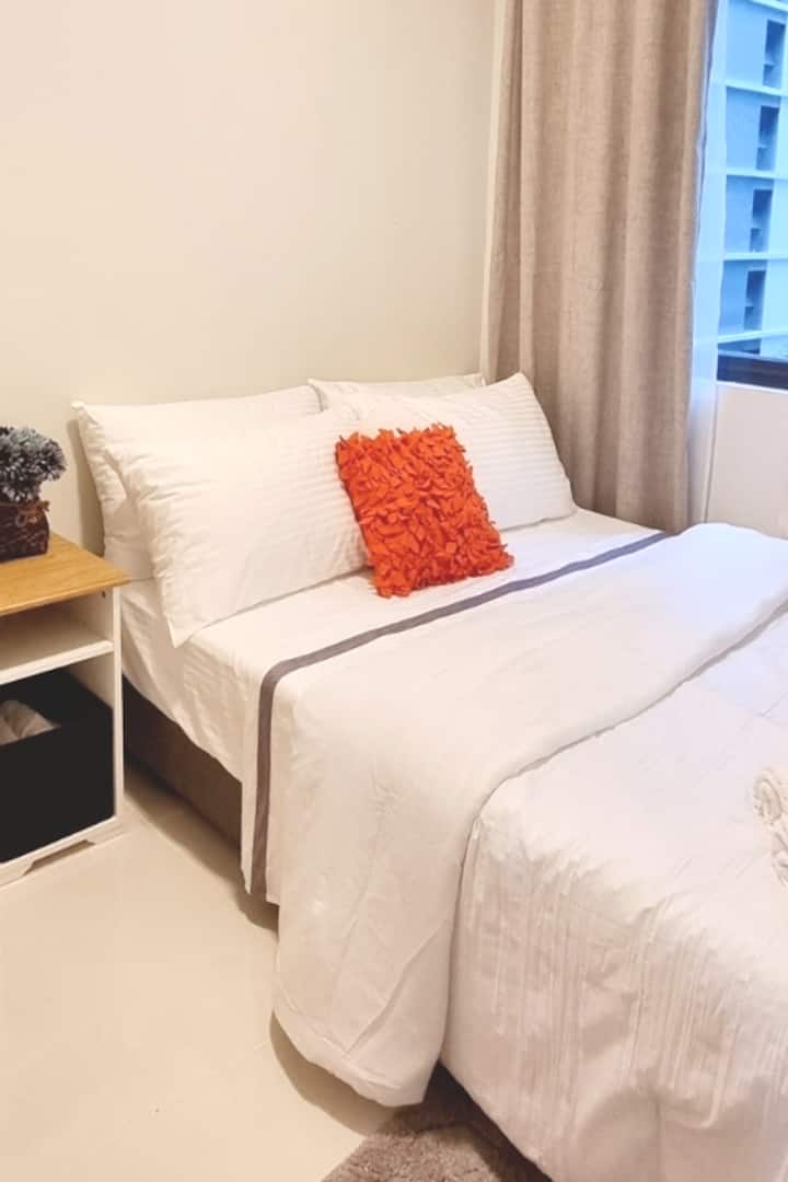 תיהנו משנת לילה נהדרת עם המיטה הכפולה הנוחה שלנו עם מיזוג אוויר. 