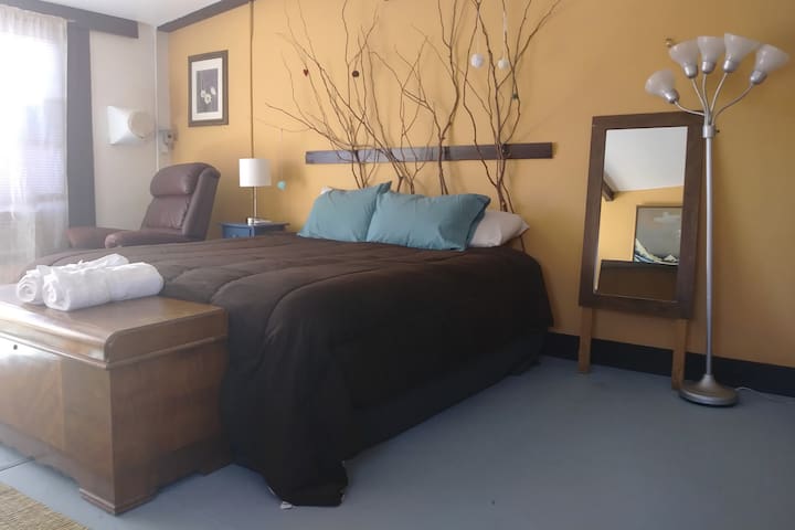 Spacious & private w/patio on big property near UA