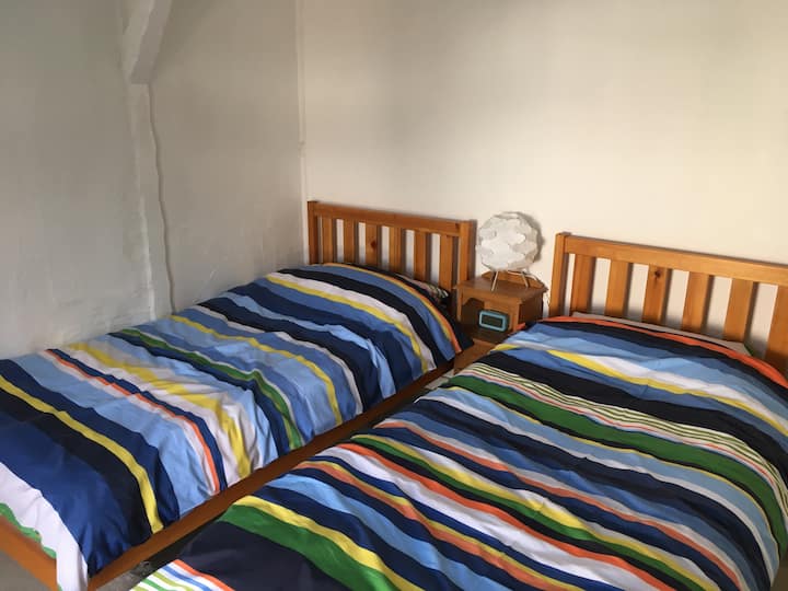 الغرفة المزدوجة هي في الواقع غرفة النوم الأكبر - كبيرة بما يكفي لبيانو!