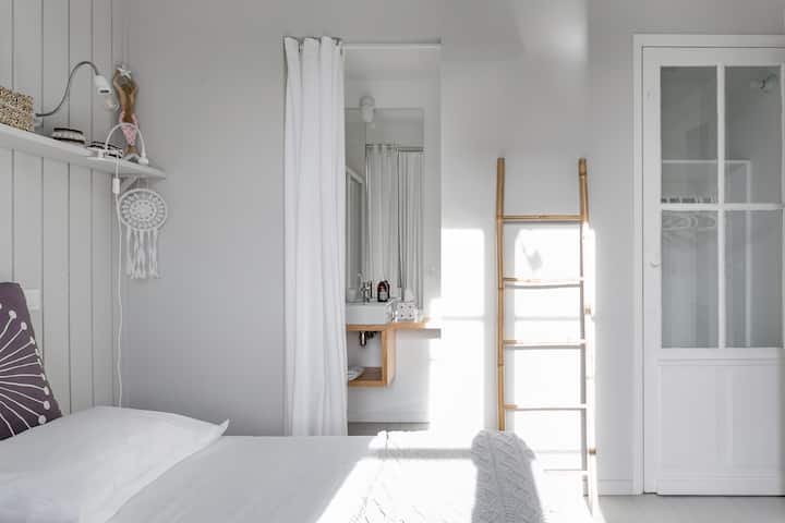 Соба за сирени на горниот кат
 со бања (тоалет, мијалник и туш)