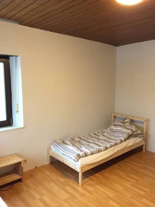 Bett im Zimmer