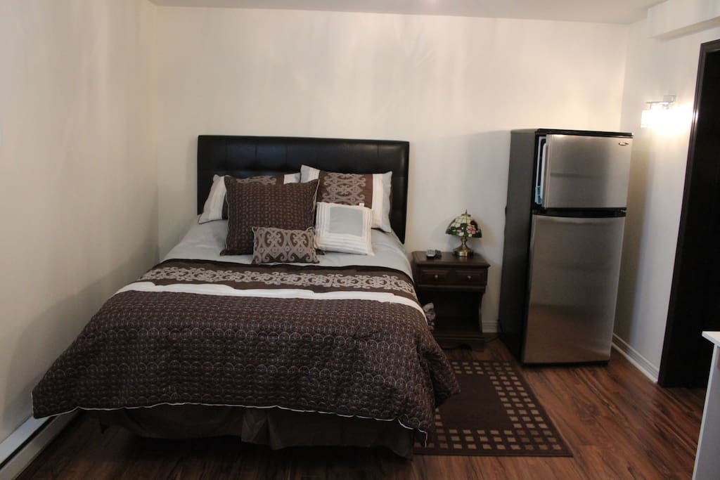 Lit neuf, matelas neuf, frigo inclus