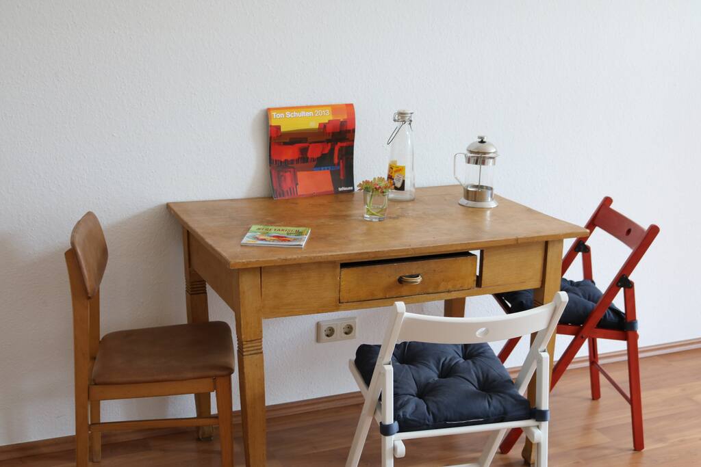 Gegessen wird im Retro-Stil. Den Kaffee dazu gibt´s aus einem Vollautomaten von Jura!