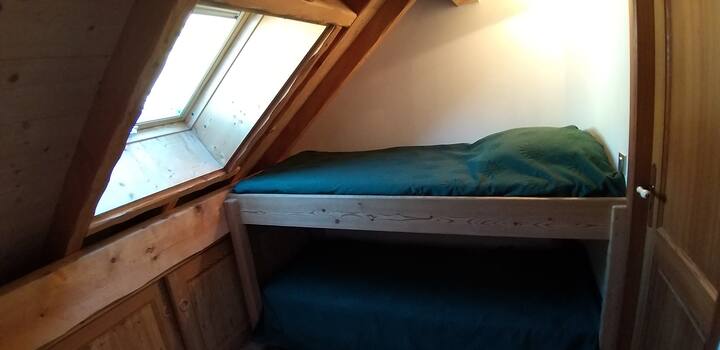 Chambre n° 2 avec 2 lits simple superposés