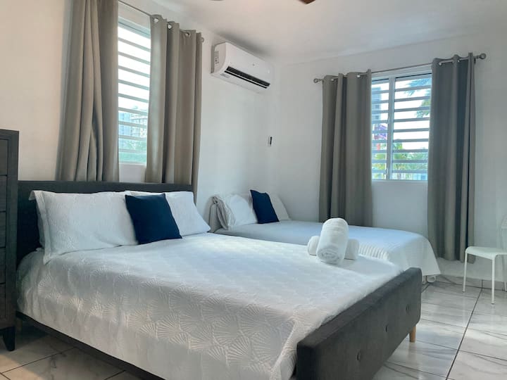 Apartamenti 1 : dhomë gjumi kryesore me 1 krevat dopio "queen" dhe 1 krevat të plotë, me njësi me ajër të kondicionuar