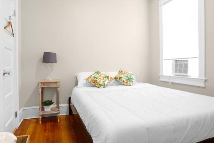 Chumba cha 3 cha kulala [Kitanda aina ya Queen]
"Eneo zuri! Ilikuwa nzuri sana kuweza kuingia mjini. Tuliweza kupata katika maegesho ya barabarani mbele ya nyumba na kwenye barabara jirani. Nyumba ni safi, kuingia kulikuwa rahisi na Tom alikuwa anawasiliana sana. Tungekaa hapa tena!" - Kathleen | Desemba 2022