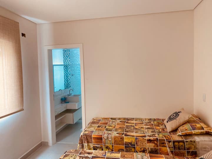 套房2 ：空调、中央供暖气、电动百叶窗、可转换床（ 1张双人床和/或两张单人床）