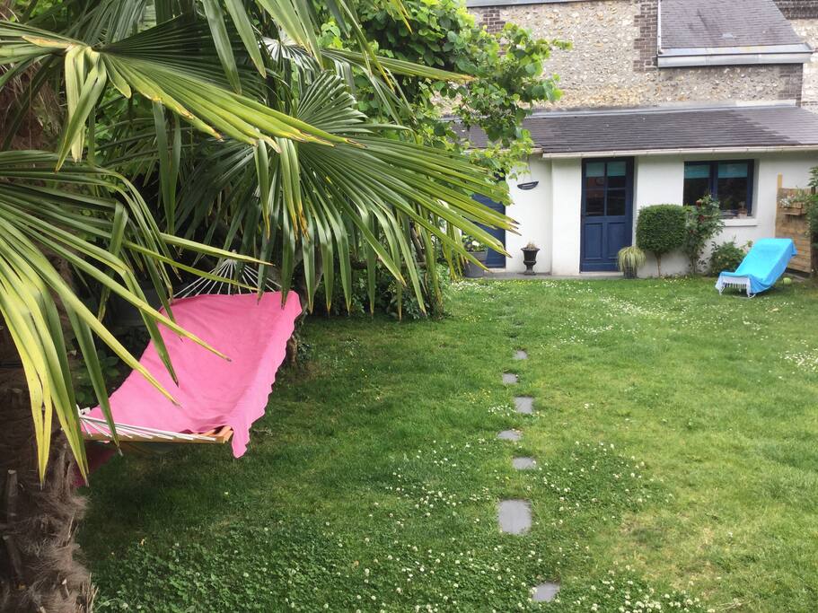Le jardin et la petite maison au fond.
