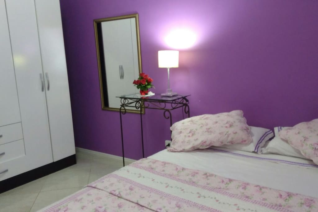 Vista da distribuição dos móveis no quarto