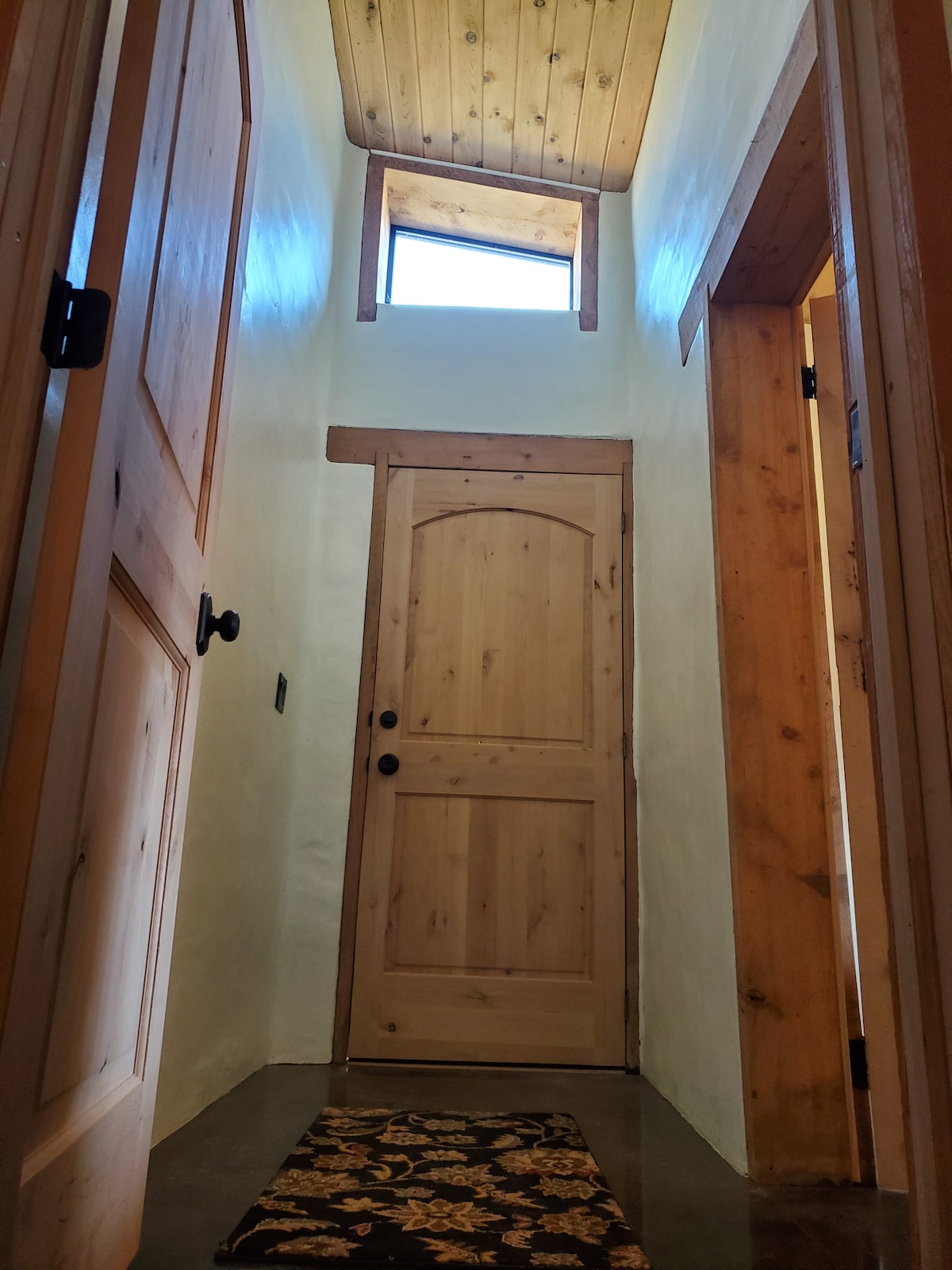 Cette photo a été prise dans l'entrée qui s'ouvre sur le couloir... la porte à l'avant va au porche extérieur et la porte de droite va à la troisième chambre.