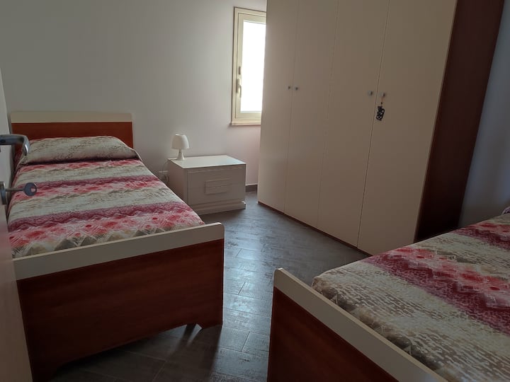 2 dhoma gjumi me 3 krevate dhe 4 krevate tekë