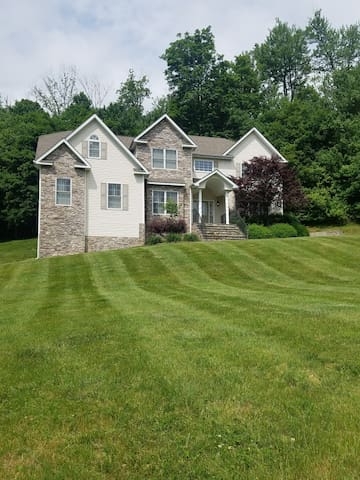 Roomy, Quiet Home in Woodbury–Shopping/West Point