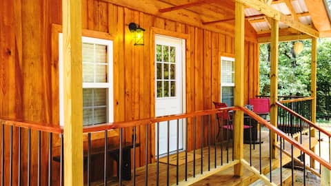 Cozy CLEAN 2 bed (King & Queen) cabin EV Charger