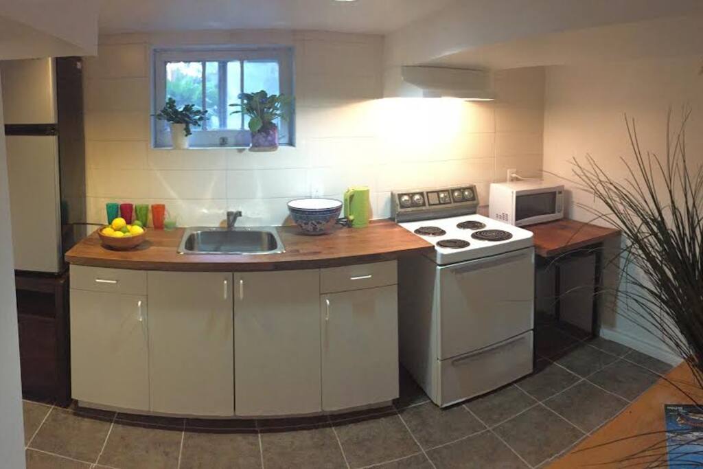 Eat-in kitchen with Small Fridge, Stove and Microwave oven